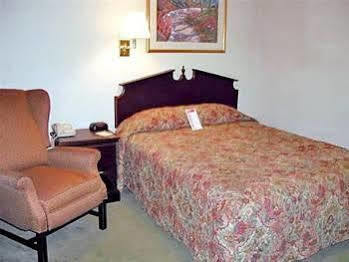 Intown Suites Extended Stay Raleigh Nc- Capital Blvd Bagian luar foto